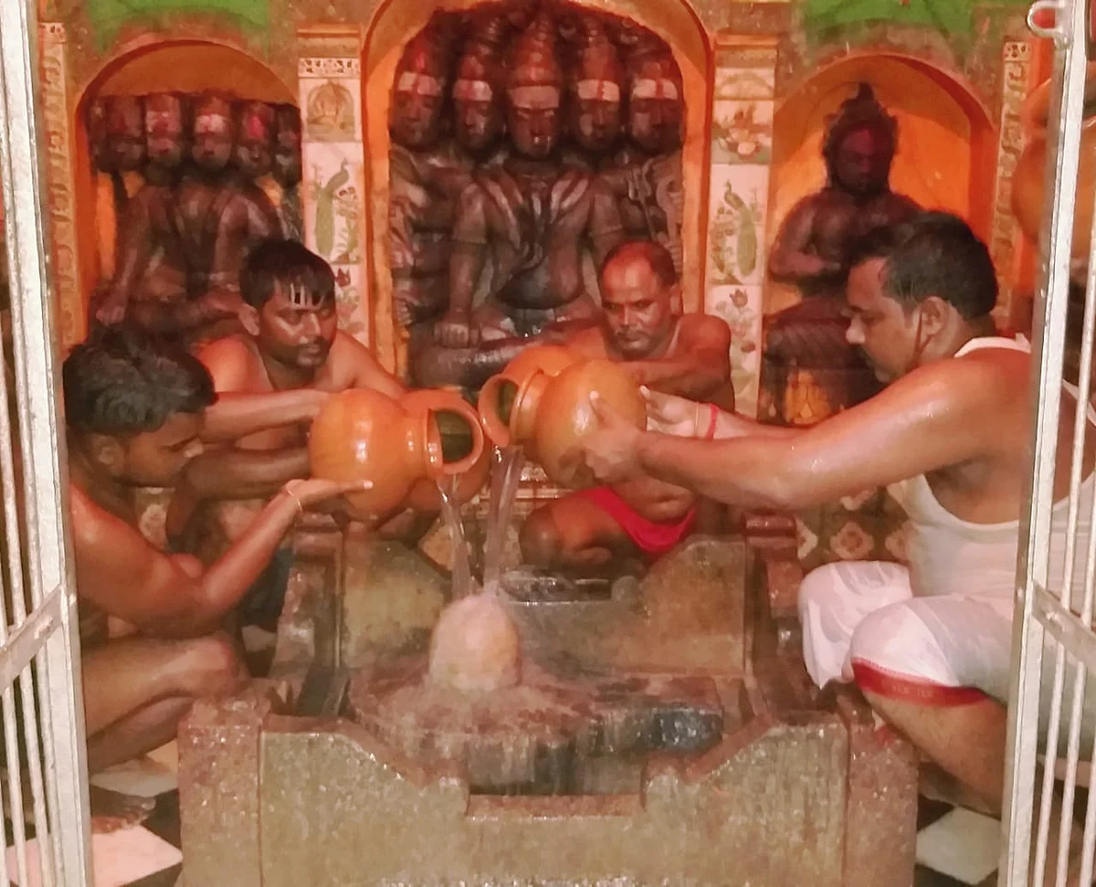 झमाझम बारिश की कामना को लेकर बुंदेली सेना ने किया भोलेनाथ का जलाभिषेक