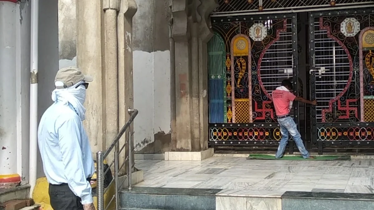 कोरोना के बढ़ते संक्रमण के मद्देनजर बंद कराए गए मां काली के पट