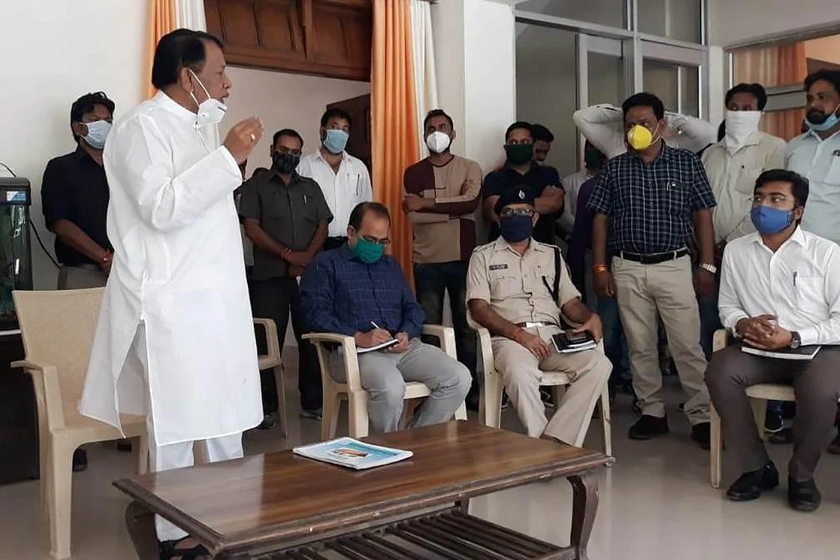 कोरोना संक्रमण से बचाव के लिए दिशानिर्देशों का पालन जरूरीः बिसाहूलाल सिंह