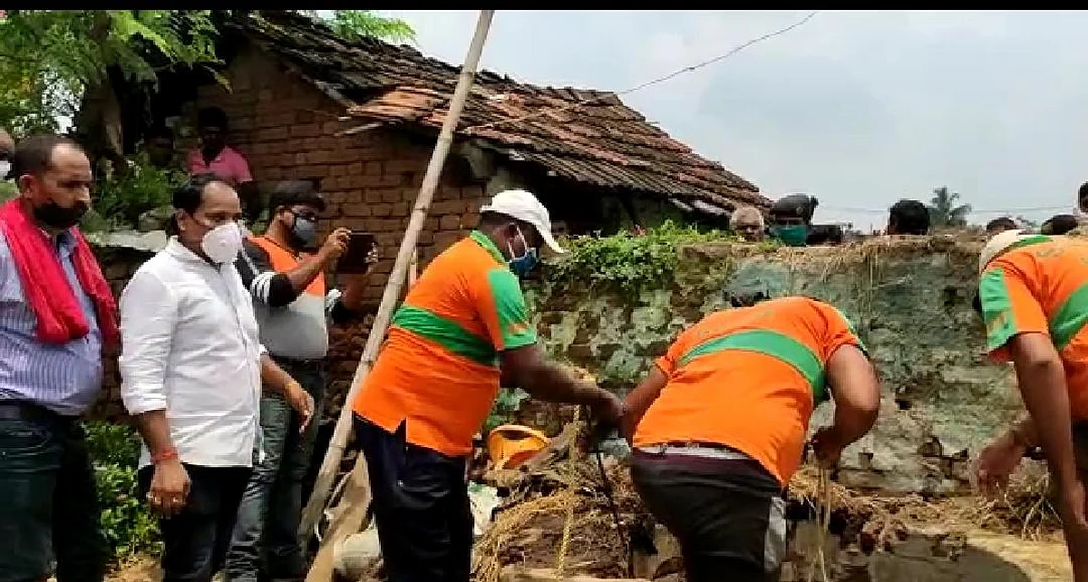 कुएं में फिसल कर गिरे बुजुर्ग की दम घुटने से मौत
