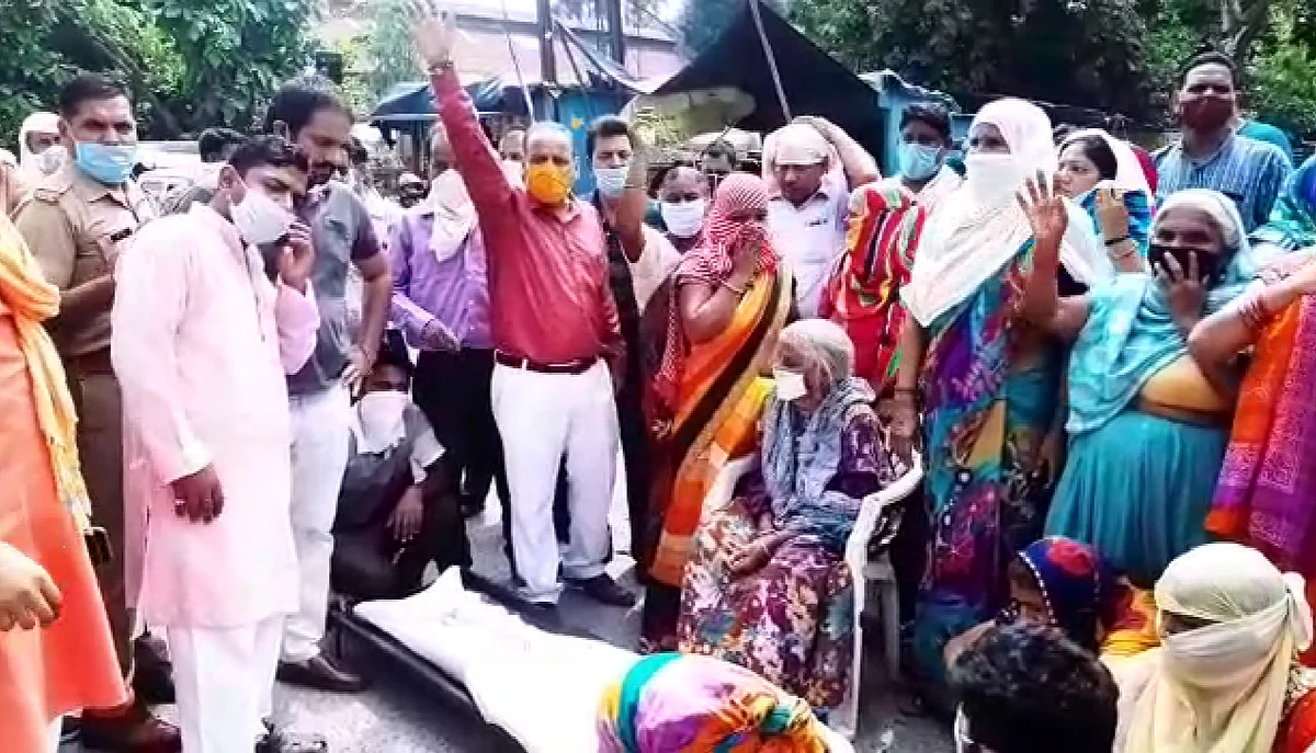मुआवजे और सरकारी नौकरी की मांग को लेकर शव सड़क पर रखकर लगाया जाम