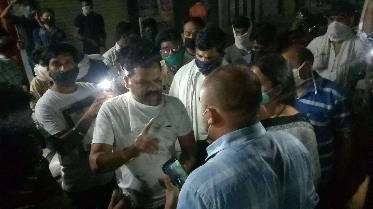 प्रशासनिक अधिकारियों से बहस, पुलिस थाना में धरना दबाब का प्रयास