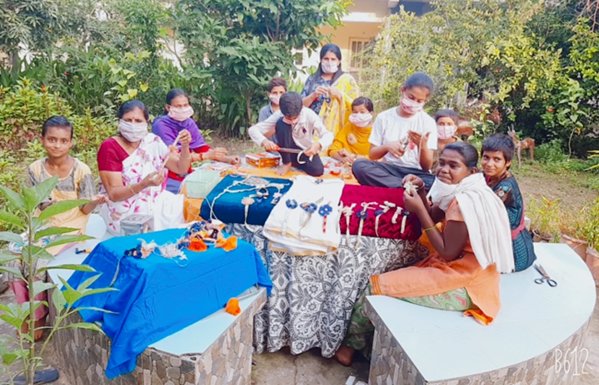 दिव्यांग आश्रम में बच्चांे ने बनाई आकर्षक राखियां