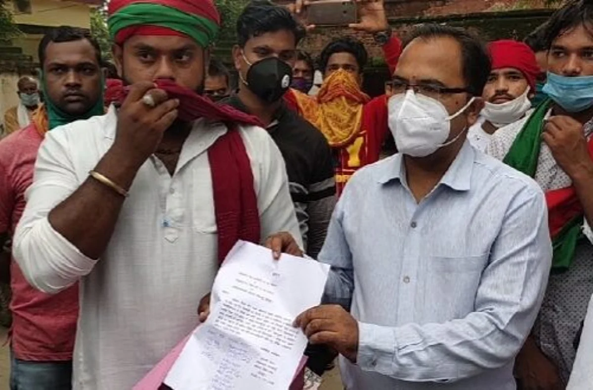 स्कूल संचालकों के खिलाफ सपा ने प्रदर्शन कर सौंपा ज्ञापन