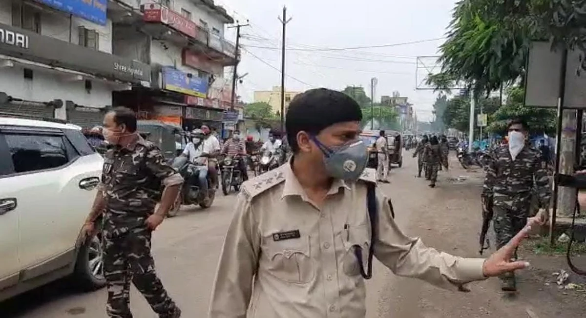 चतरा पुलिस की अनोखी पहल, मास्क नहीं पहनने वालों को काटा गया जुर्माना का चालान