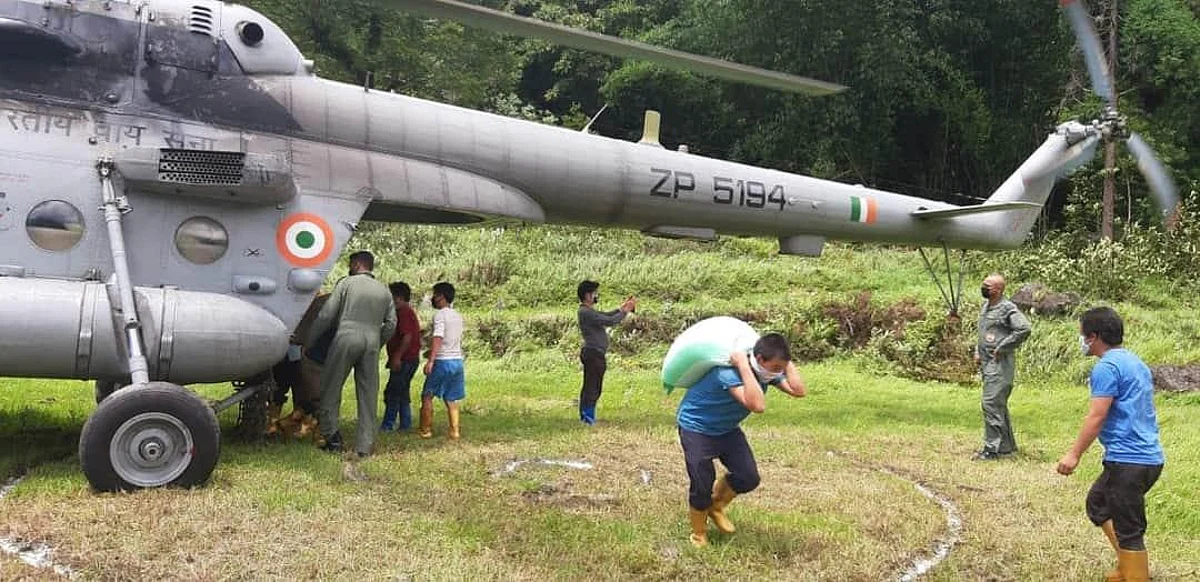 सिक्किम में लैंडस्लाइडिंग के बाद जरूरी सामानों की आपूर्ति के लिए सेना ने लगाया हेलीकाॅप्टर