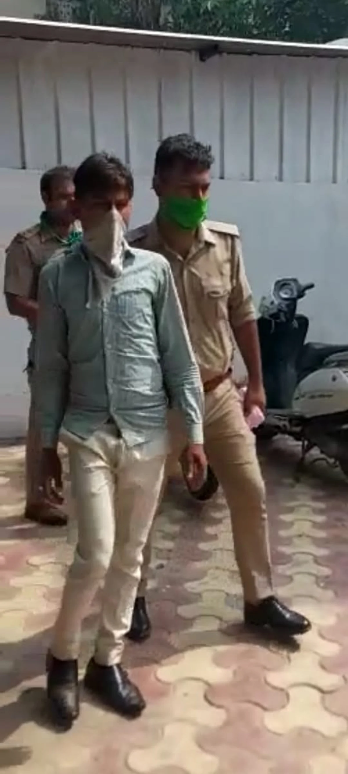 दो बच्चों को छत से धक्का देने वाला पड़ोसी युवक गिरफ्तार