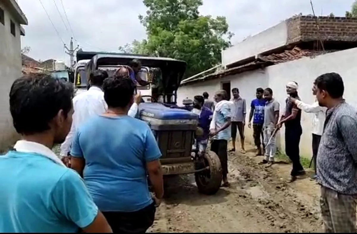 अवैध खनन को लेकर ग्रामीण उतरे सड़कों पर, ठेकेदार के गुर्गो ने तानी बंदूक