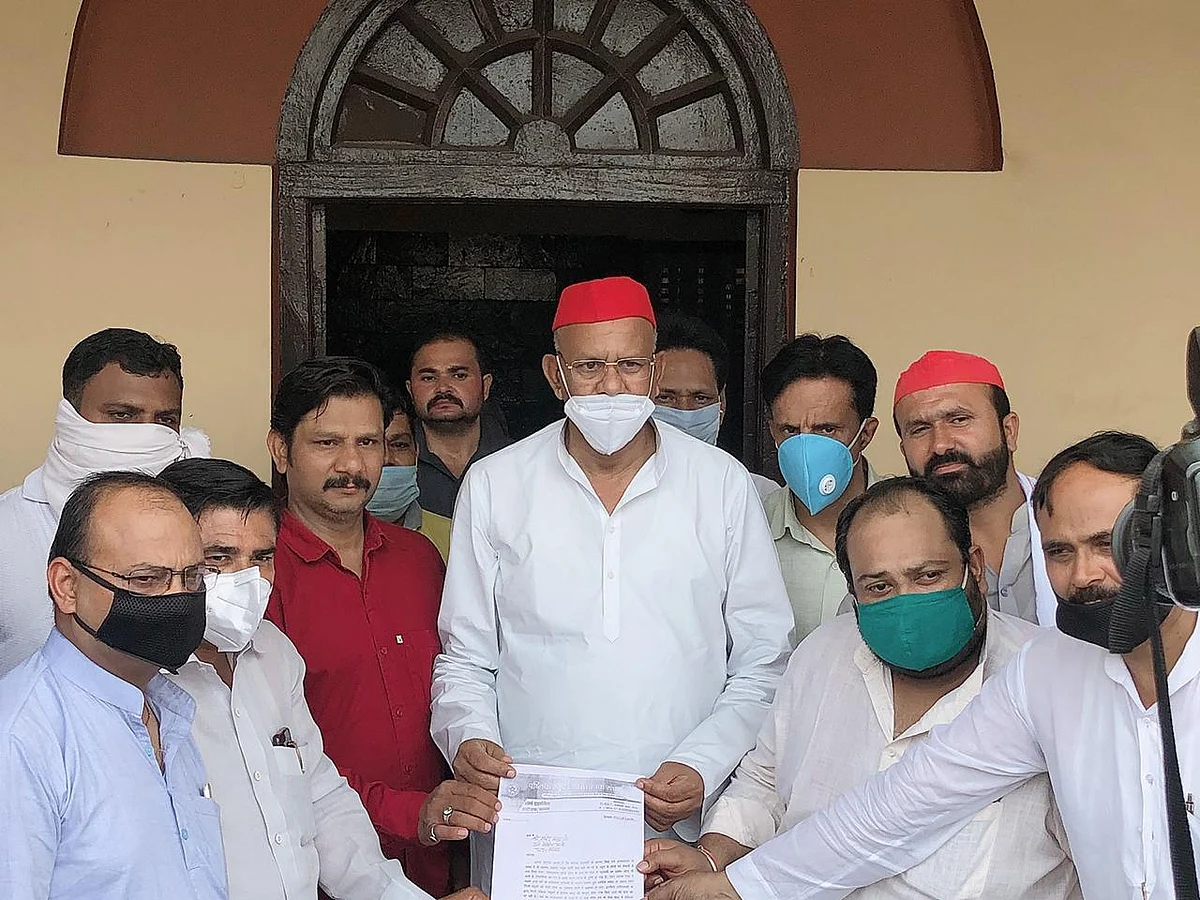 स्कूल फीस माफी के लिए अभिभावक संघ ने पूर्व कैबिनेट मंत्री को सौंपा ज्ञापन
