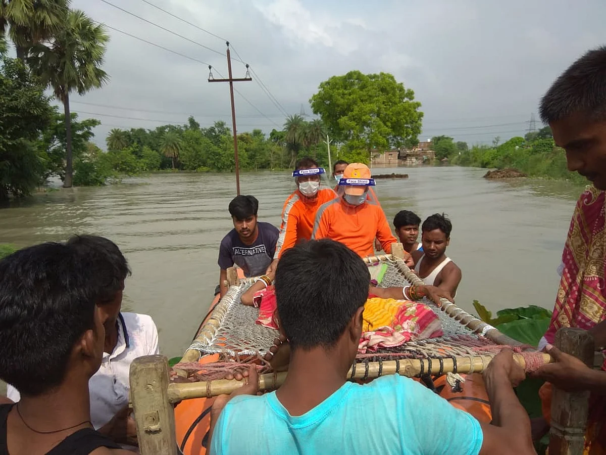पूर्वी चम्पारण में गंडक नदी का तटबंध टूटा,एनडीआरएफ ने हजारों लोंगों को बचाया