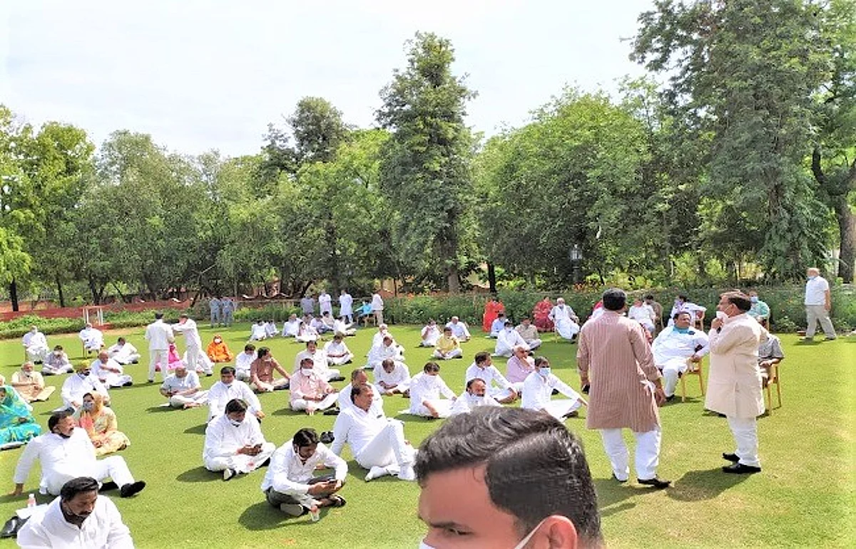 विधायकों के साथ राज्यपाल से मिले गहलोत, राजभवन में हुई नारेबाजी