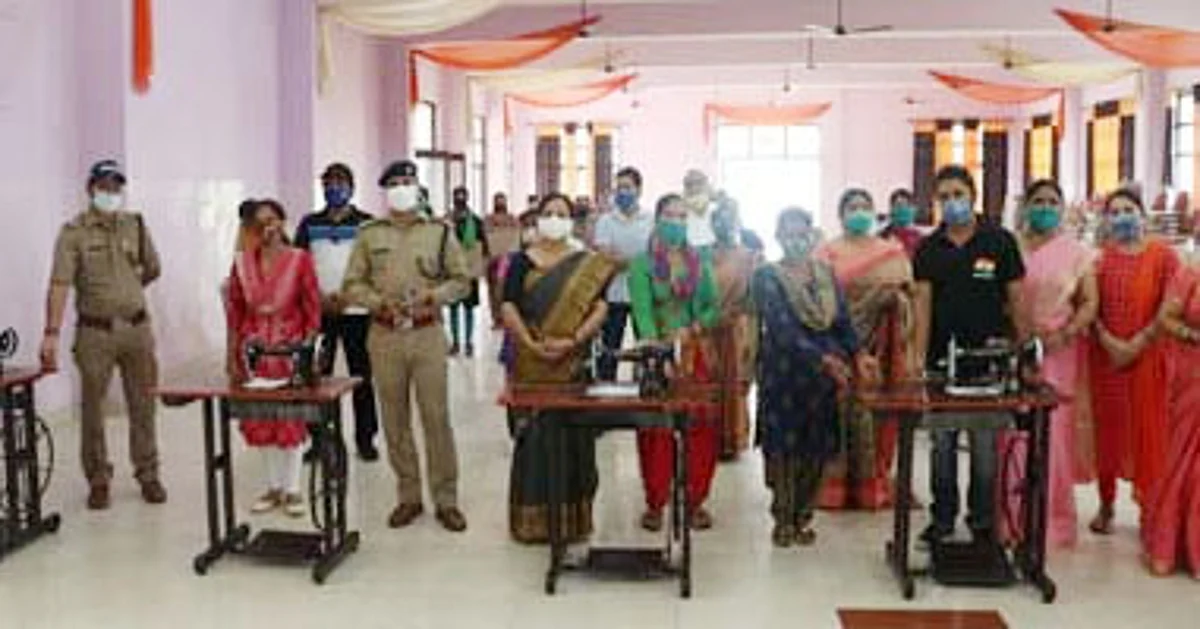 महिलाओं को आत्मनिर्भर बनाने के लिए बांटी सिलाई मशीन