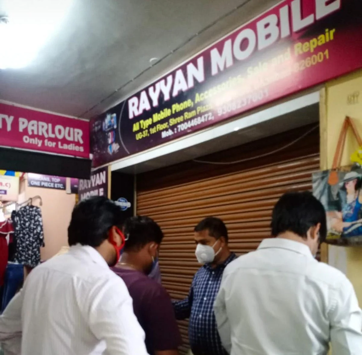 लॉकडाउन उल्लंघन करने पर पुराना बाजार धनबाद के तीन और श्रीराम प्लाज़ा की एक दुकान सील।