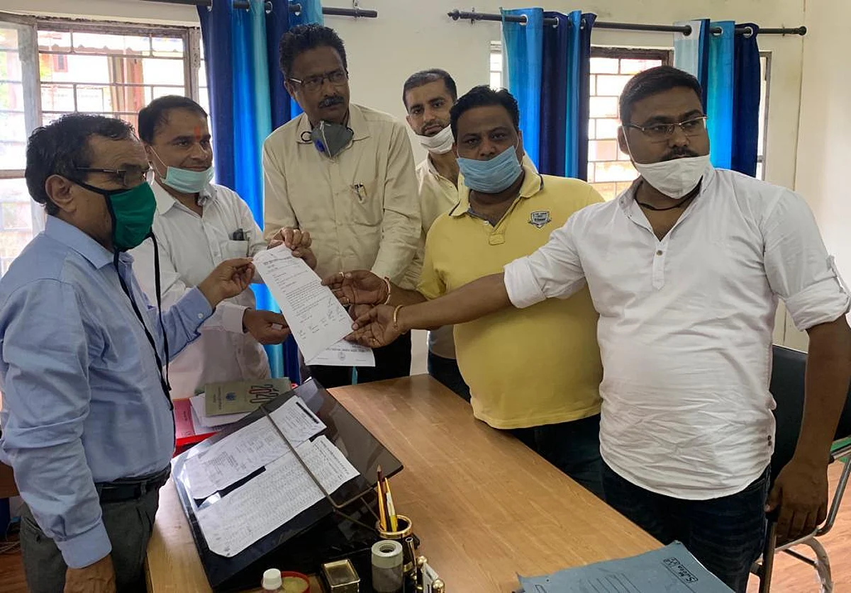 लॉक डाउन का विरोध, तहसीलदार को ज्ञापन