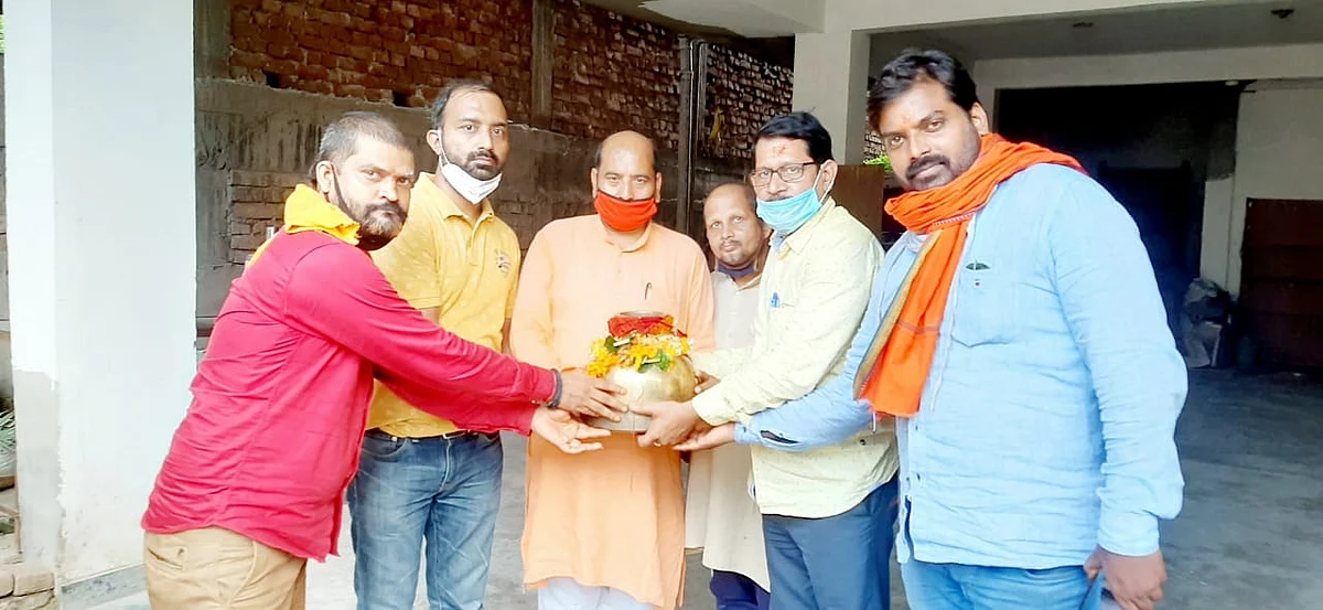 बाबा विश्वनाथ पर चढ़ा अभिषेक का जल, बेलपत्र लेकर विहिप कार्यकर्ता अयोध्या रवाना