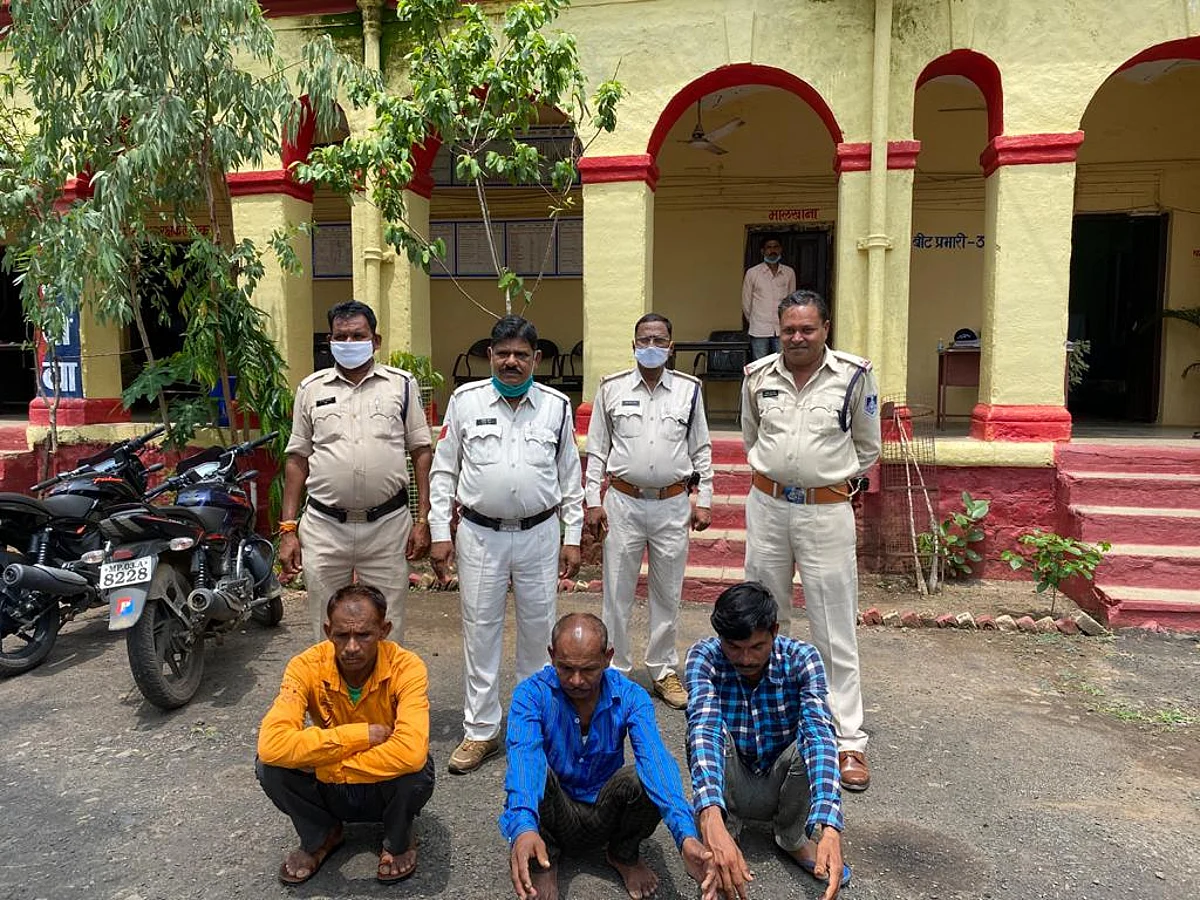 टांडा पुलिस ने चार ईनामी बदमाशों को किया गिरफ्तार