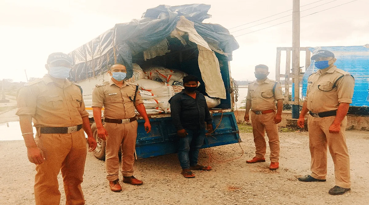 नेपाल को यूरिया तस्करी, जीप से 54 कट्टे बरामद