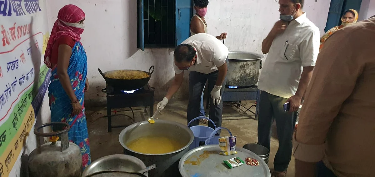 खगड़िया जिले में नदियों का जलस्तर बढ़ने से कई तटबंधों में रिसाव