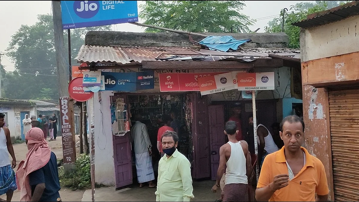 भाटडीह ओपी अंतर्गत जनरल स्टोर का एस्बेस्टस काट कर हजारों की चोरी।
