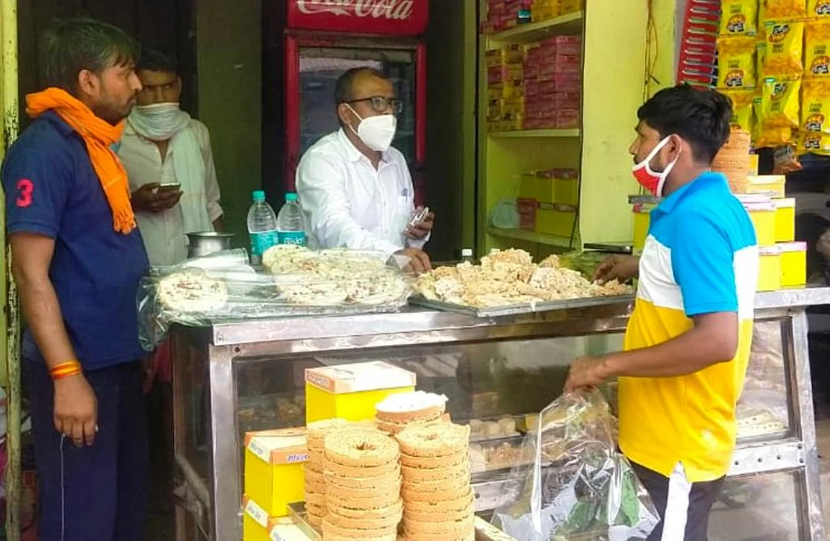 खाद्य विभाग की टीम ने मिठाई की दुकानों पर की छापेमारी, सैंपल लिये