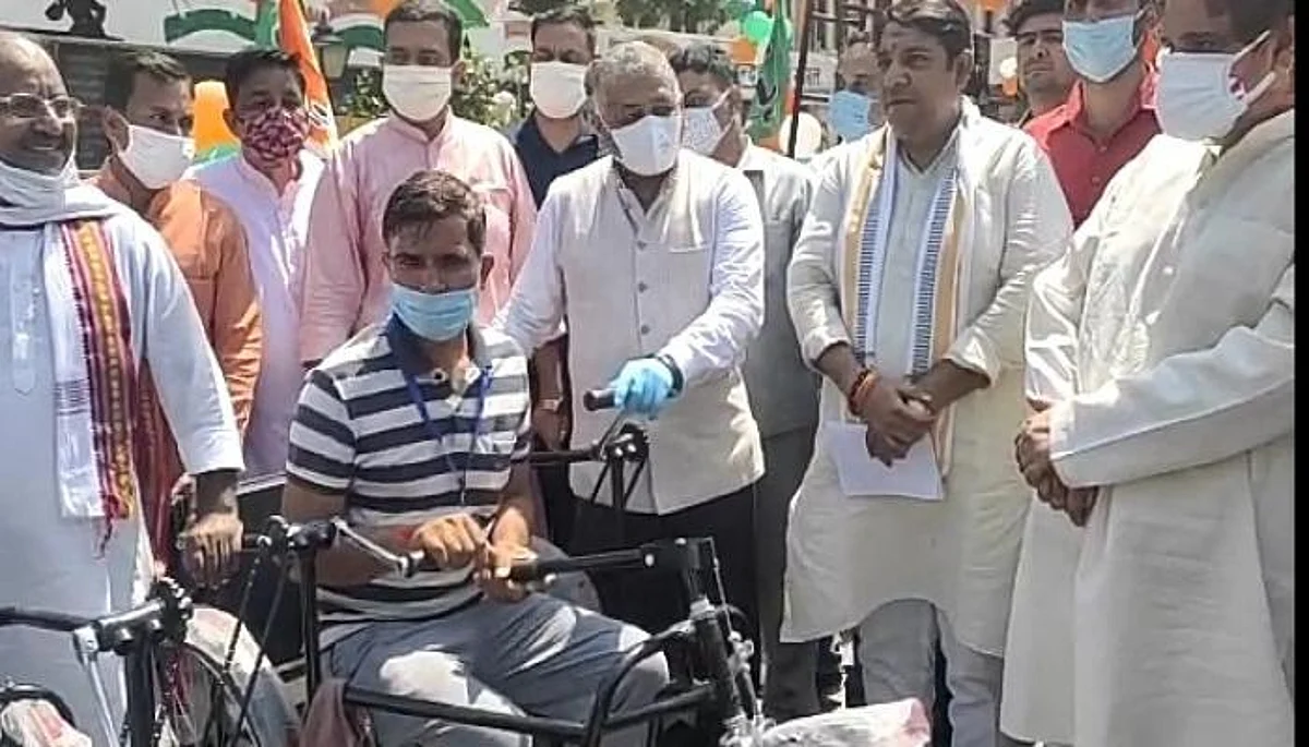 प्रधानमंत्री नरेन्द्र मोदी के जन्मदिन पर केंद्रीय मंत्री वीके सिंह ने दिव्यांगों को बांटे उपकरण
