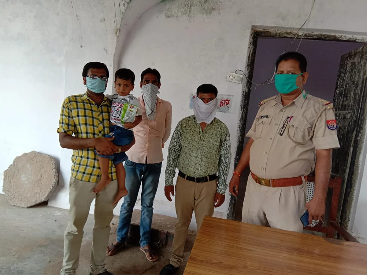औरैया : खोये बच्चे को पुलिस ने पिता से मिलाया