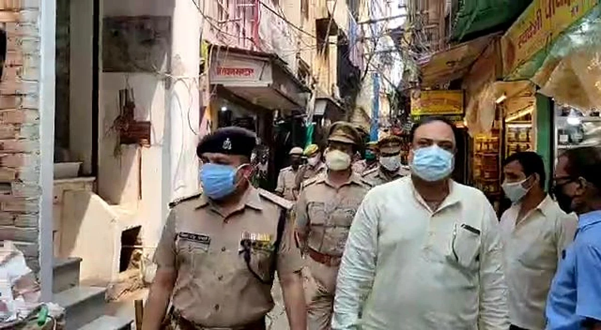 अलीगढ़ में लूट के बाद वाराणसी पुलिस सतर्क, सर्राफा बाजार में सुरक्षा व्यवस्था को परखा गया