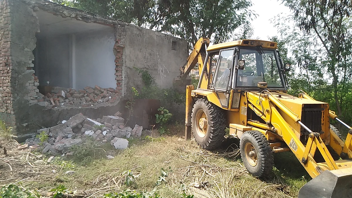 जिला प्रशासन ने 50 कनाल सरकारी भूमि से अवैध कब्जा हटाया