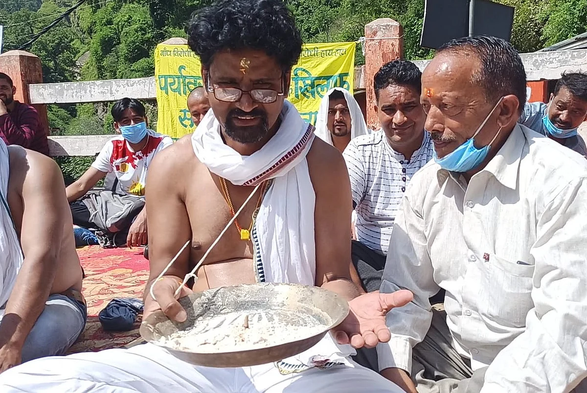 ग्राम प्रधानों ने अर्ध नग्न होकर किया अपने गुस्से का इजहार,पर्यावरणविदों का किया पिंड दान