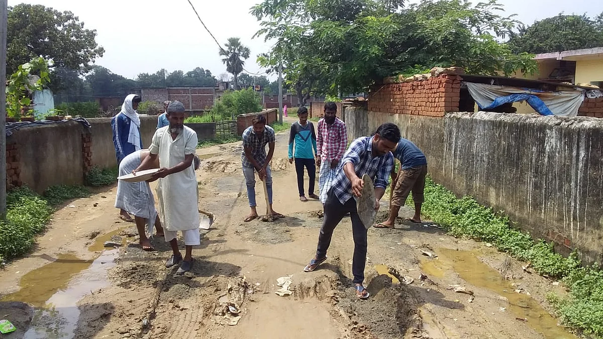 ग्रामीणों ने बनाया खुद सड़क, समाजसेवियों ने किया सहयोग