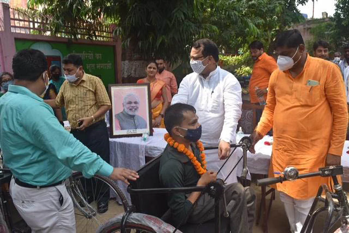 प्रधानमंत्री नरेन्द्र मोदी के 70वें जन्मदिवस पर मंत्री ने दिव्यांगों को बांटे उपकरण