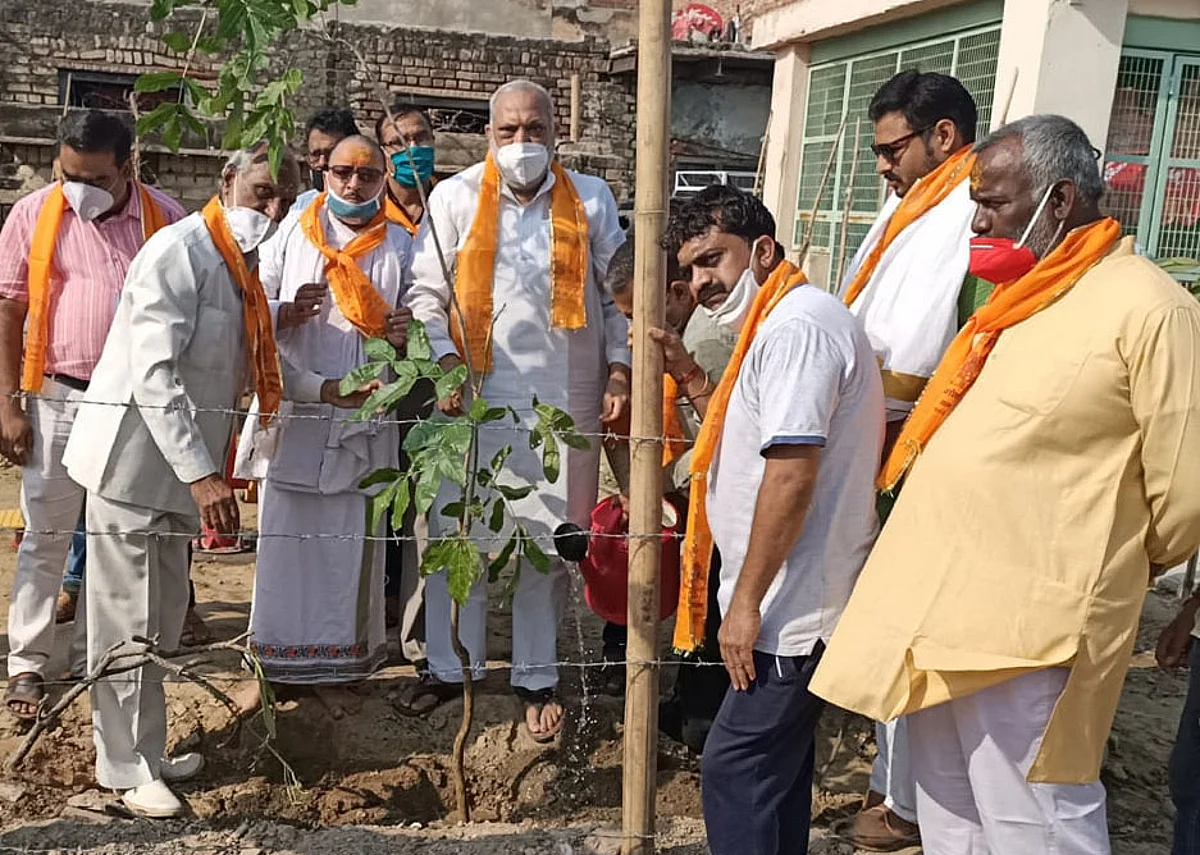 मथुरा : आरएसएस और व्यापारी कल्याण बोर्ड के अध्यक्ष ने 70 पौधारोपण कर मनाया प्रधानमंत्री का जन्मदिन