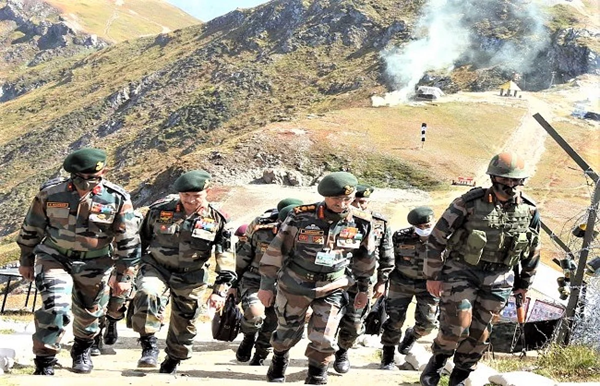 एलओसी पर पहुंचे नरवणे, अग्रिम चौकियां भी देखीं