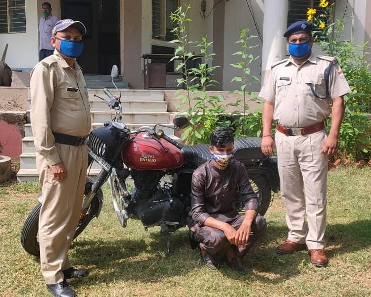 रुद्रप्रयागः चिरबटिया में चेकिंग के दौरान पुलिस ने पकड़ा बुलेट चोर