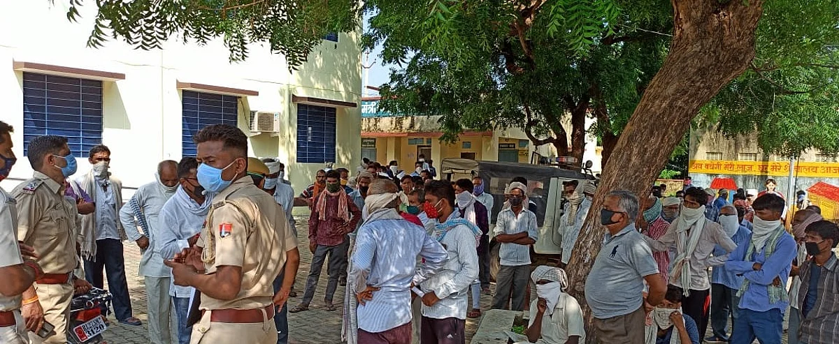 अपडेट... सेमारी में सरेराह युवक की हत्या, ग्रामीण आक्रोशित, तीन थाने से पहुंची पुलिस