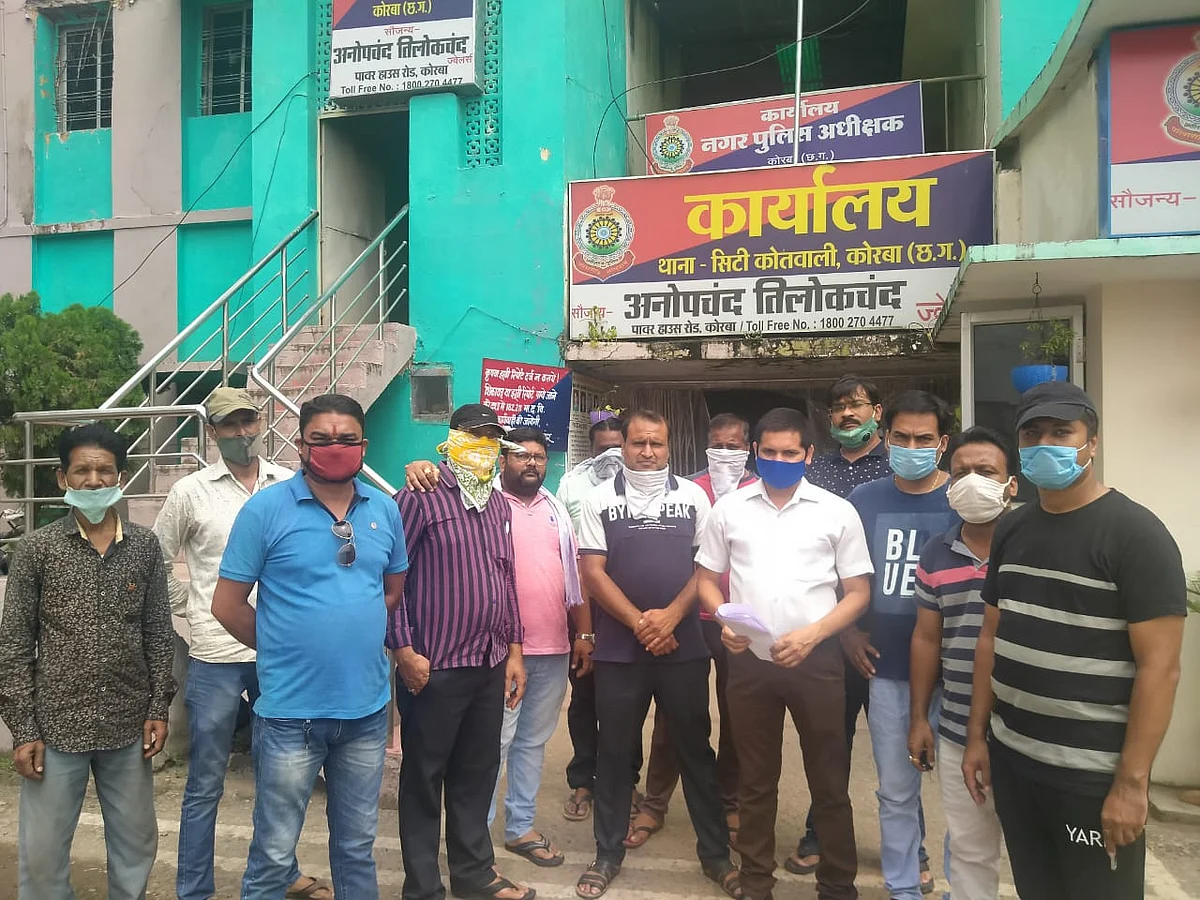 ब्रिलियंट पब्लिक स्कूल के खिलाफ मामला दर्ज कराने पालक पहुंचे पुलिस थाना