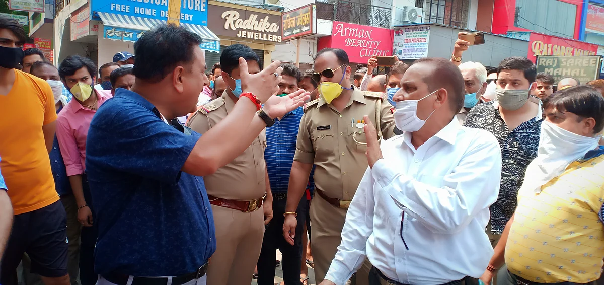 बाजार बंद कराने को लेकर आपस में भिड़े व्यापारी, सेंट्रल मार्केट में मारपीट-पथराव, लाठीचार्ज