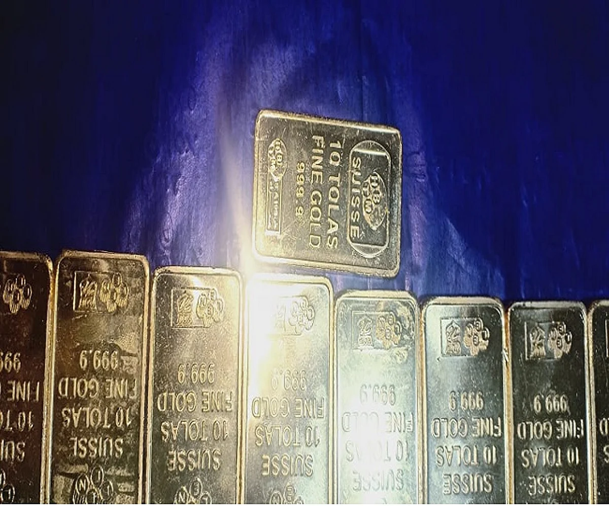 अमौसी एयरपोर्ट पर यात्री के पास मिले 33 सोने के बिस्कुट
