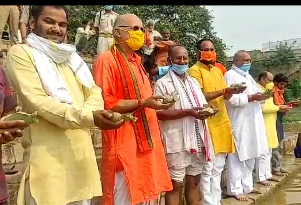 सुमंगलम संस्था ने मंदाकिनी तट पर किया देश के अमर शहीदों का तर्पण