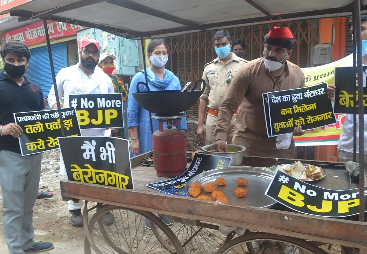 प्रधानमंत्री मोदी का जन्मदिन सपाइयों ने राष्ट्रीय बेरोजगार दिवस के रूप में मनाया, तला पकौड़ा