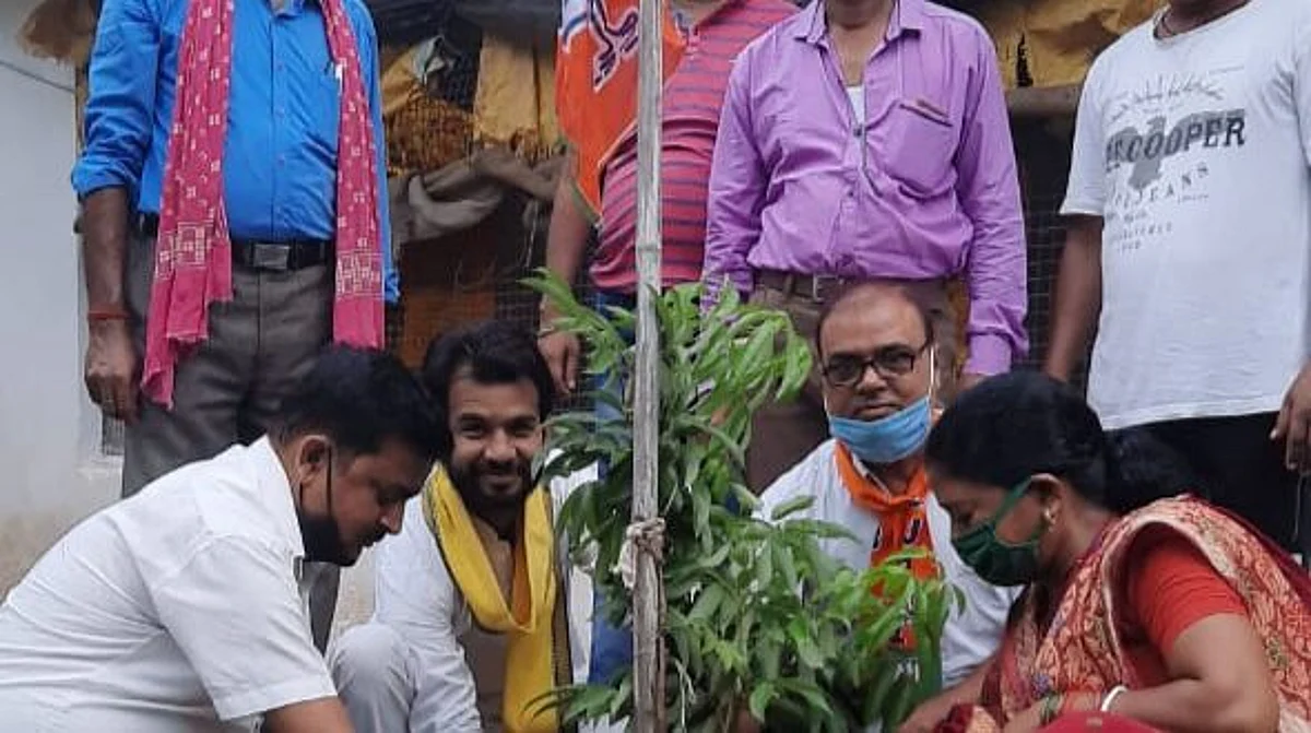 पौधरोपण कर मनाया गया पीएम का जन्मदिन