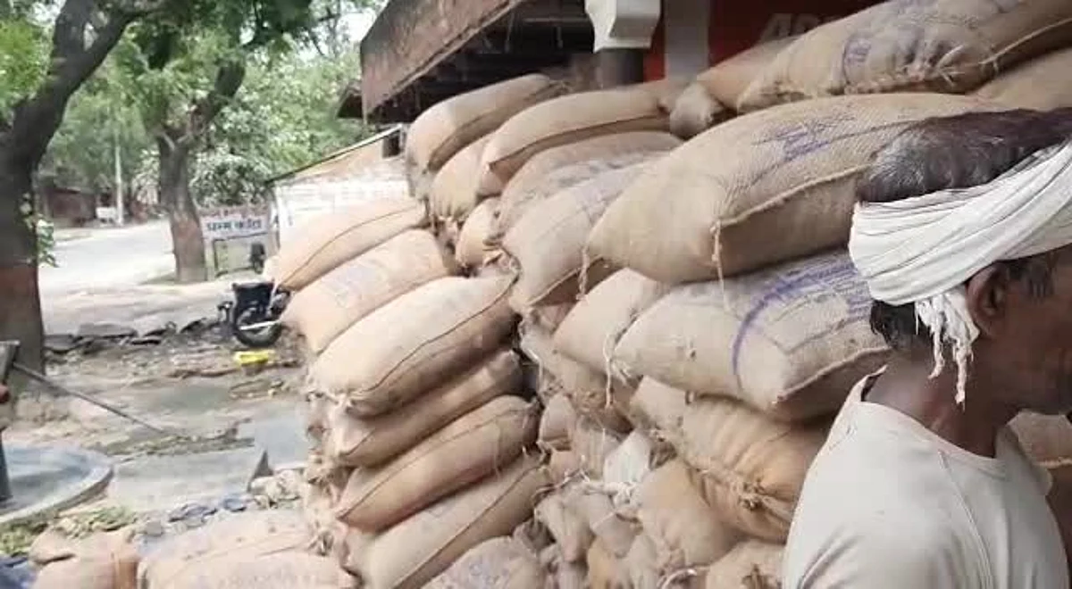 ट्रक पर लदी 422 बोरी गेहूं बरामद, कालाबाजारी के लिए जा रही थी रांची