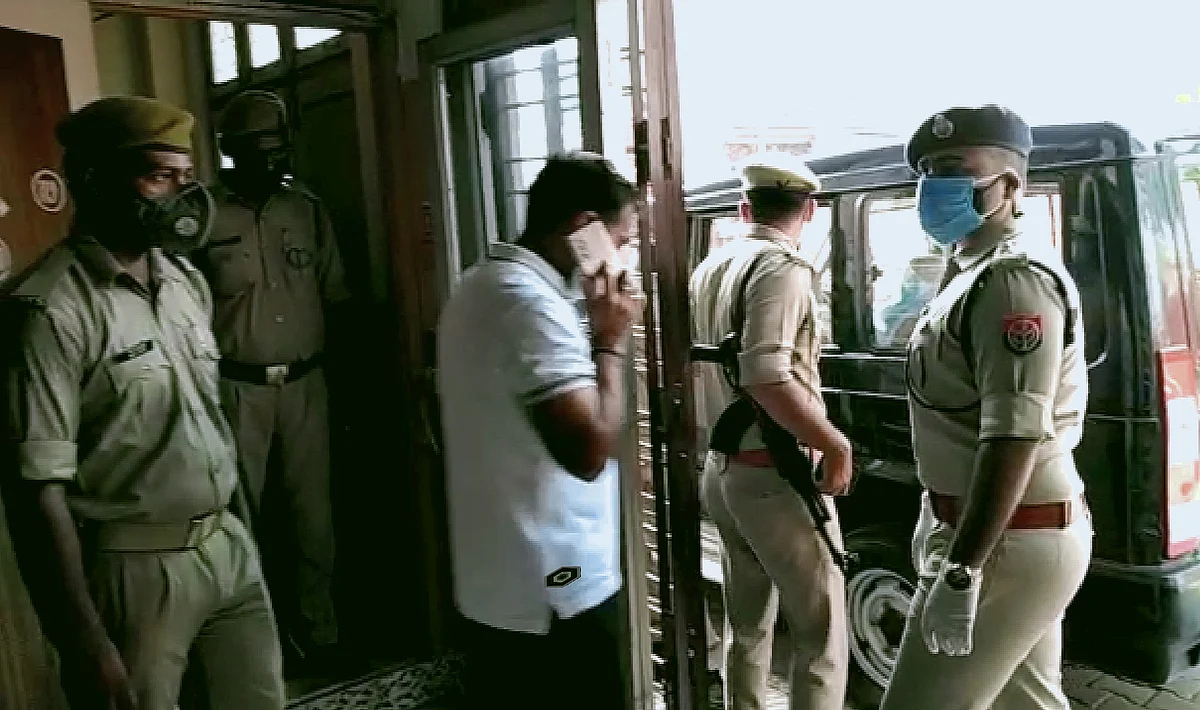 पत्नी की हत्या कर होटल के मैनेजर ने लगाई फांसी, कमरे में बेहोश मिली बच्ची