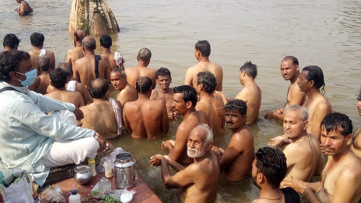 सर्वपितृ अमावस्या पर शिप्रा में उमड़ी भीड़, तीर्थ स्नान कर किया पिण्ड दान
