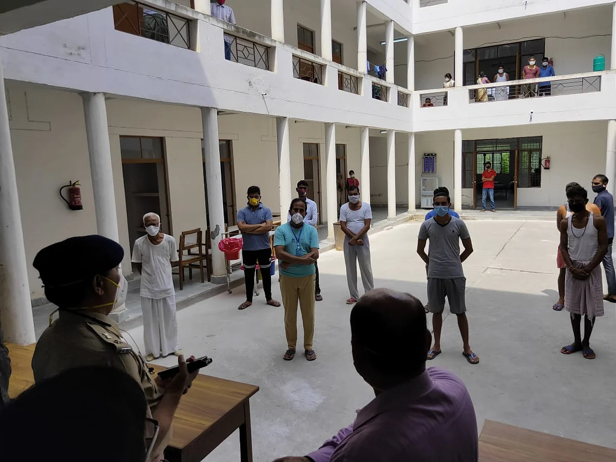 कोविड-19 हास्पिटल में मरीजों को देर से खाना मिलने पर डीएम भड़के, ठेकेदार के खिलाफ कार्रवाई