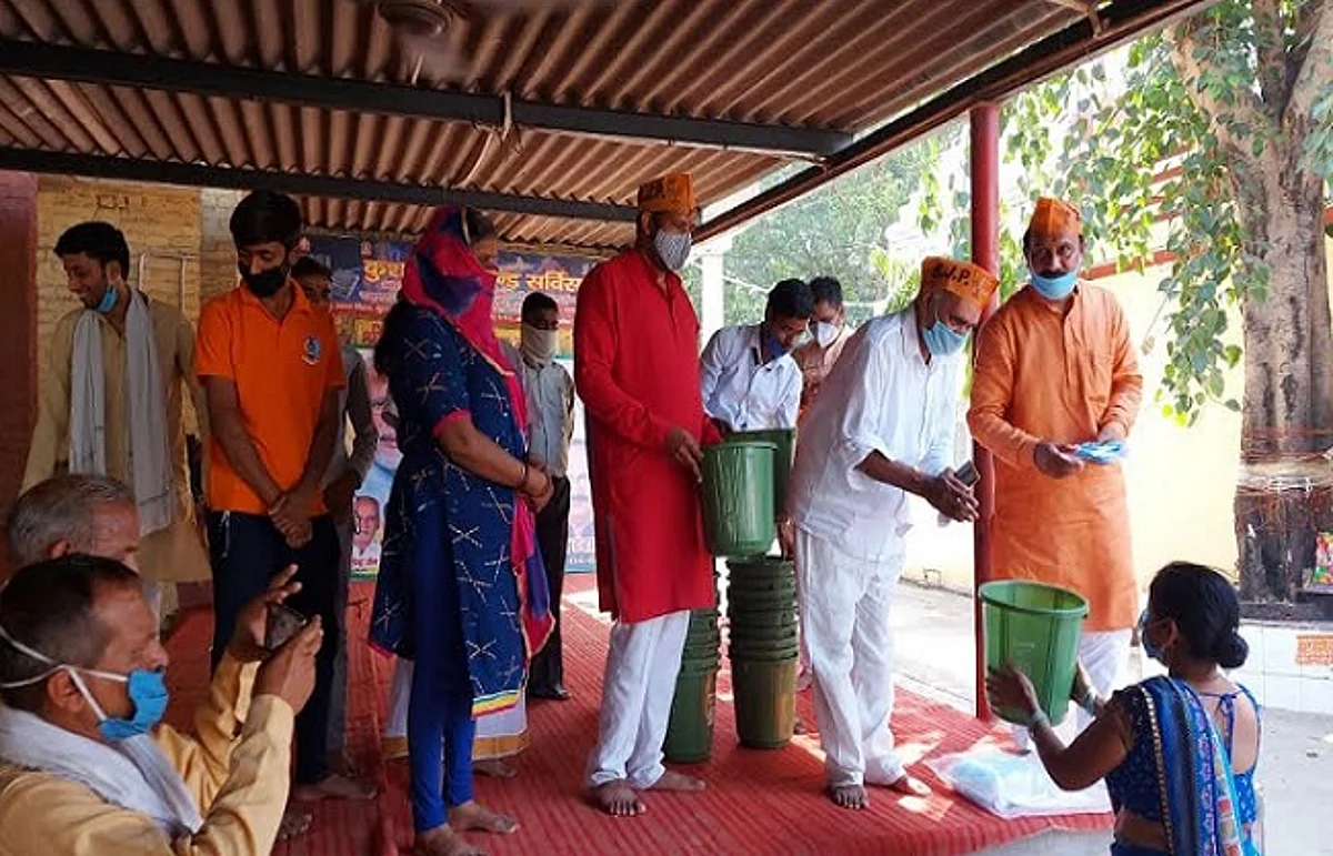 प्रधानमंत्री मोदी के जन्मदिवस पर लोगों को वितरित किए डस्टबिन