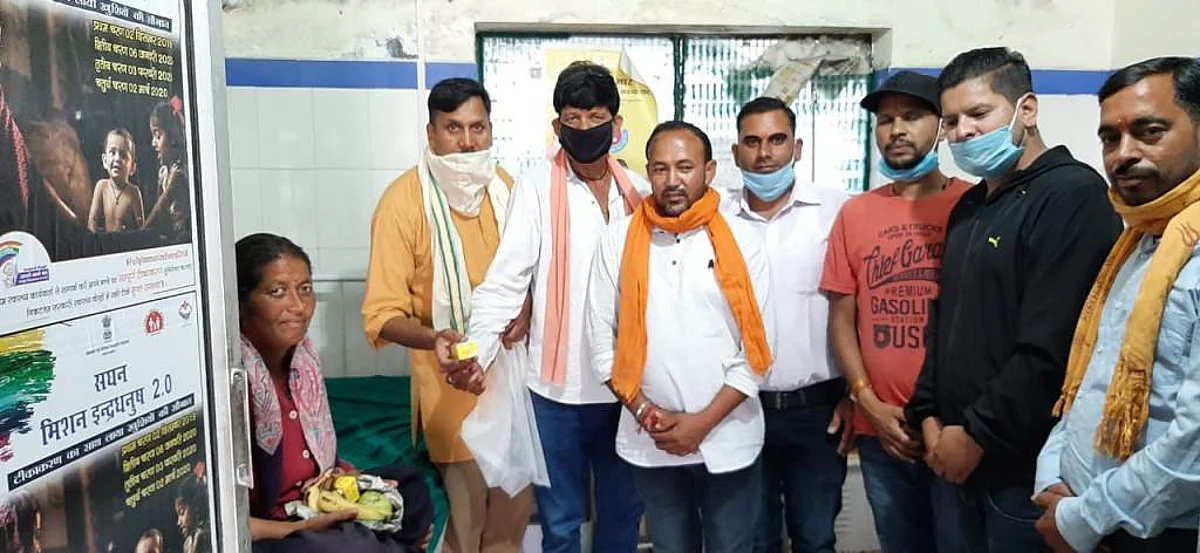 प्रधानमंत्री मोदी के जन्मदिन पर मरीजों और साधु-संतों को बांटे जूस और फल