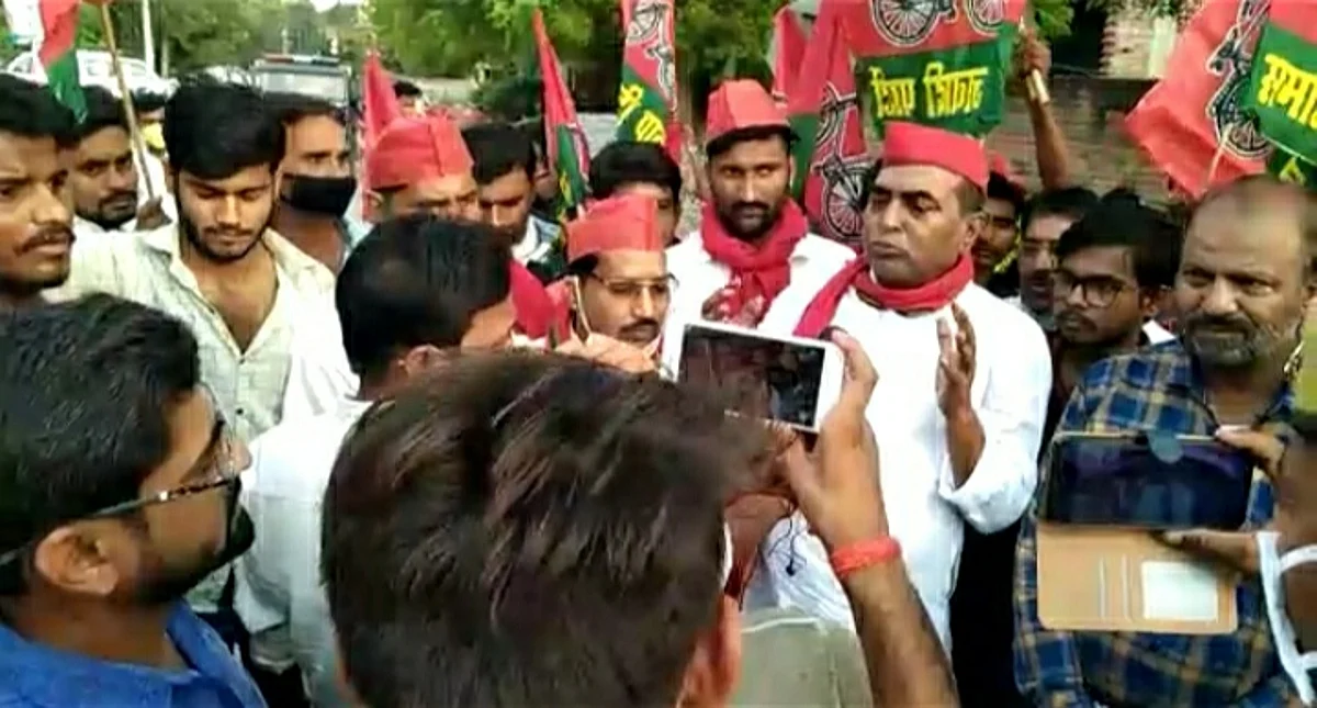 सपाइयों ने बेरोजगार दिवस के रूप में मनाया प्रधानमंत्री का जन्मदिन