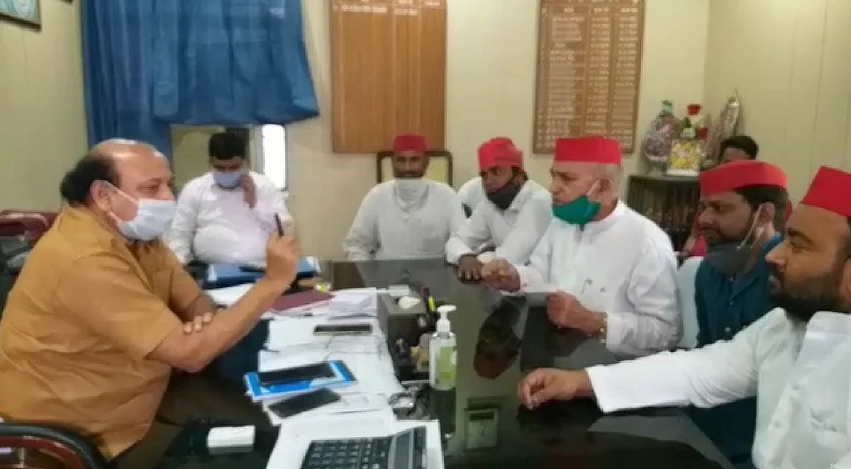 जहरीली शराब कांड को लेकर सपा कार्यकर्ताओं ने किया प्रदर्शन