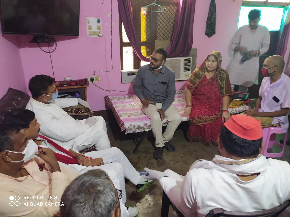 औरैया : पुलिस की नाकामी से हुईं मनोज की हत्या ,सरकार बनाने पर सपा देगी सरकारी नौकरी